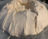 Foto del paso 5 de la receta: Pavlova con frutas de verano🥭🍓🥝