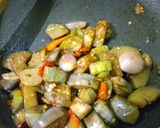 Foto langkah ke 3 dari resep Terong Oseng Bawang.