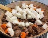 Une image de l'étape 17 de Bœuf bourguignon revisité à la patate douce, carottes, navets et champignons.
