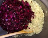 Foto del paso 2 de la receta: Arroz con tallitos de hojas de betarraga