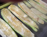 Foto del paso 2 de la receta: Bocaditos de calabacín con salsa pesto