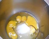 A picture of step 1 of Double tier floral cream cake.