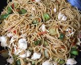 A picture of step 4 of Chicken lo mein.