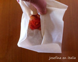 Foto del paso 4 de la receta: Saquitos de pasta filo rellenos con camarón y naranja/Fagottini con gamberetti e arancia