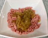 Foto del paso 1 de la receta: Albóndigas de pollo con parmesano y cebolla caramelizada
