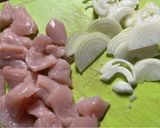 Foto del paso 1 de la receta: Pasta con salsa de pollo, pesto y cebolla