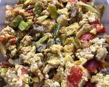 Φωτογραφία βήματος 4 της συνταγής Scrambled eggs με πράσο, μανιτάρι και ντοματίνια