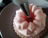 Une image de l'étape 3 de Panna cotta ganache pâte à tartiner au biscuit rose.