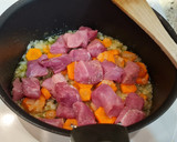 Foto del paso 3 de la receta: Estofado de cerdo con patatas y zanahorias