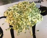 Une image de l'étape 2 de Salade de courgettes râpées,scarole et tagetes (sauce curry).