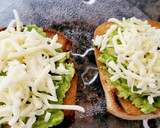 Foto del paso 3 de la receta: Tostas con aguacate, queso, membrillo, pasas y pipas