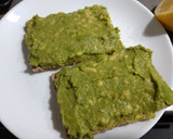 Foto del paso 2 de la receta: Tostadas de aguacate con toque de sal de Añana y cayena