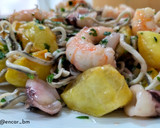 Foto del paso 8 de la receta: Salteado de patatas con calamar, langostinos y gulas al ajillo