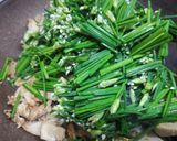 รูปขั้นตอนการทำที่ 2 ของ ผัดกุยช่ายใส่ไก่ต้ม