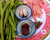 รูปขั้นตอนการทำที่ 1 ของ ถั่วฝักยาวผกะปิใส่ไก่