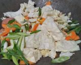 Foto langkah ke 4 dari resep Tumis Sayur Sosis.