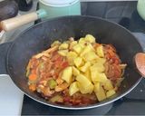 Foto del paso 4 de la receta Estofado de pollo al curry con verduras, patatas y manzana