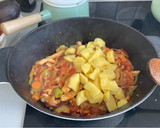 Foto del paso 4 de la receta: Estofado de pollo al curry con verduras, patatas y manzana