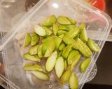 Foto langkah ke 2 dari resep Tumis tauge baso sapi petai (soybean sprout stir fry).