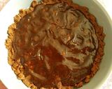 Foto del passaggio 12 della ricetta Sbriciolata al cioccolato e pere con confettura di pere e cacao