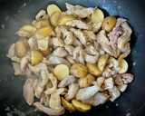 Foto del paso 4 de la receta: Pularda en salsa de setas y sabor Cookpad con patatas baby