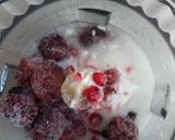 Φωτογραφία βήματος 2 της συνταγής Smoothie με γάλα καρύδας και μιξ κόκκινων φρούτων