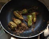 A picture of step 5 of Bharwa Mirchi.