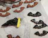 Foto del paso 8 de la receta: Galletitas Halloween: murciélagos terroríficos de chocolate
