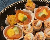 Foto del paso 7 de la receta: Canapés de salmón marinado, pulpo, mango y aguacate