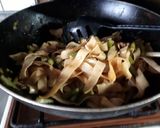 Une image de l'étape 6 de Nouilles sautées à la viande et haricots verts.