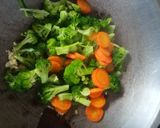 Foto langkah ke 4 dari resep Tumis Brokoli Wortel.