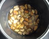 A picture of step 4 of Mussels Takikomi Gohan.