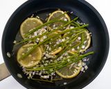 Foto del paso 1 de la receta Salmón escalfado con vinagreta de hierbas