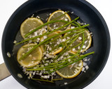 Foto del paso 1 de la receta: Salmón escalfado con vinagreta de hierbas