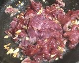 Hình bước làm 2 của món Bún bò xào củ hành