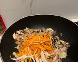 Foto langkah ke 4 dari resep Mie goreng ayam.