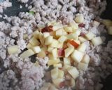 Hình bước làm 2 của món Mì soba sốt táo