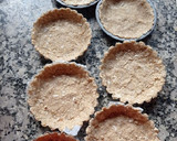 Foto del paso 2 de la receta: Tartaletas veganas saludables de coco 🥥 y frutas 🍓🫐🍃