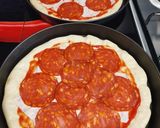 Sajtos szélű pizza recept fázis 7 fotója