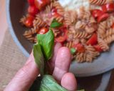 Foto del paso 6 de la receta: Fusilli con queso brie de cabra, tomatitos cherry y albahaca 🍝Pasta seca sin gluten con queso brie