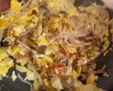 Hình bước làm 4 của món Bún Xào Trứng Nấm Cùng Sốt Sambal Cho Team Yêu Cay 🌶️