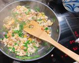 A picture of step 4 of Fried rice with sardines.