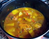Foto del paso 6 de la receta: Pollo estofado a la moruna con patatas y pasas