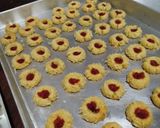 Foto langkah ke 9 dari resep Thumbprint Strauberry.