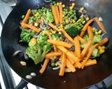 Foto del paso 3 de la receta: Wok de verduras, fideos de arroz y langostinos