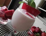 A picture of step 1 of Strawberry milkshake (Drink).