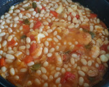Foto del paso 2 de la receta: Judía blanca con sepia colas de gamba y acelga
