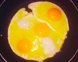 Foto langkah ke 2 dari resep Telor ceplok suka-suka simple dan cepat.