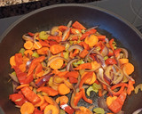 Foto del paso 1 de la receta: Pasta con pimiento rojo, cebolla, zanahorias y apio