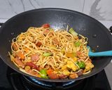 Foto langkah ke 4 dari resep Mie Goreng Sosis Gila.